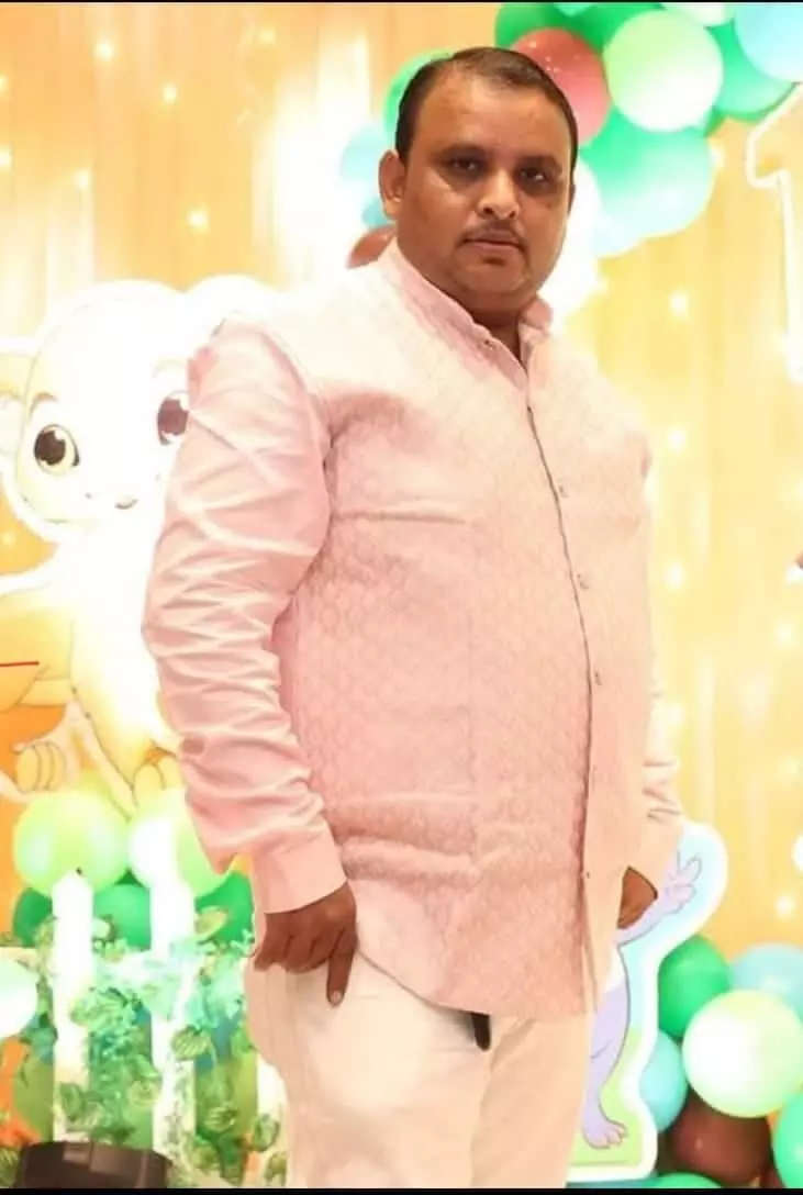 तस्वीर में आरोपी शंभू गुप्ता एक कार्यक्रम स्थल पर खड़े हुए दिखाई दे रहे हैं। तस्वीर में आरोपी शंभू गुप्ता एक कार्यक्रम स्थल पर खड़े हुए दिखाई दे रहे हैं।