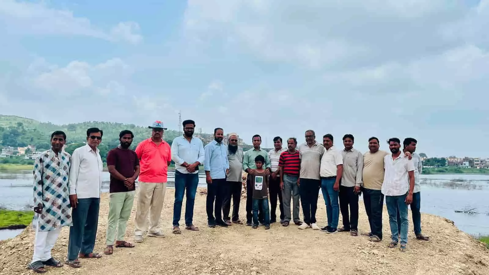 सूर्यसागर तालाब के सौंदर्यीकरण कार्य का निरीक्षण करते भाजपा कार्यकर्ता और पदाधिकारी बड़ीसादड़ी में। सूर्यसागर तालाब के सौंदर्यीकरण कार्य का निरीक्षण करते भाजपा कार्यकर्ता और पदाधिकारी बड़ीसादड़ी में।