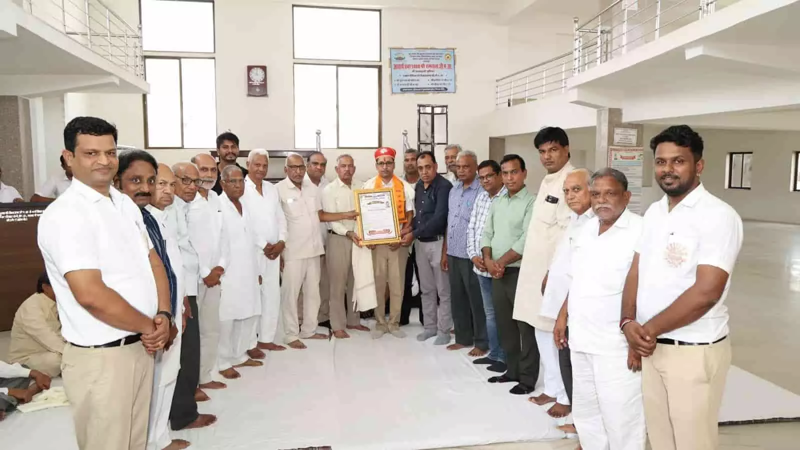 तस्वीर में राष्ट्रीय अध्यक्ष दीपक कंठालिया का बड़ीसादड़ी में अभिनंदन करते हुए समाजजन दिख रहे हैं। तस्वीर में राष्ट्रीय अध्यक्ष दीपक कंठालिया का बड़ीसादड़ी में अभिनंदन करते हुए समाजजन दिख रहे हैं।