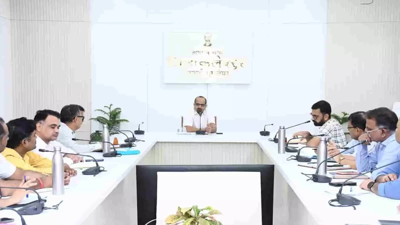 कलक्ट्रेट सभागार में अधिकारियों के साथ बैठक करते जिला कलक्टर काना राम। कलक्ट्रेट सभागार में अधिकारियों के साथ बैठक करते जिला कलक्टर काना राम।
