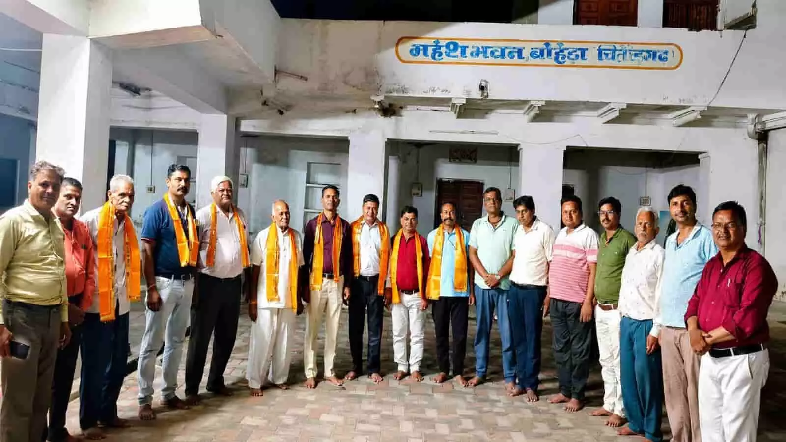 महेश भवन बोहेड़ा के प्रांगण में खड़े माहेश्वरी सेवा समिति के सदस्य। महेश भवन बोहेड़ा के प्रांगण में खड़े माहेश्वरी सेवा समिति के सदस्य।