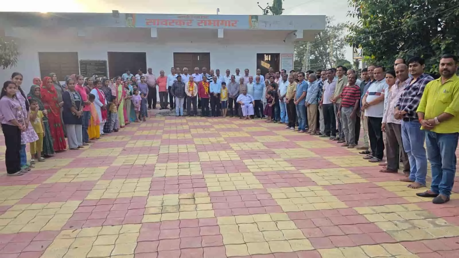 सावरकर सभागार परिसर के प्रांगण में सामूहिक रूप से खड़े वरिष्ठ नागरिक और परिवारजन। सावरकर सभागार परिसर के प्रांगण में सामूहिक रूप से खड़े वरिष्ठ नागरिक और परिवारजन।
