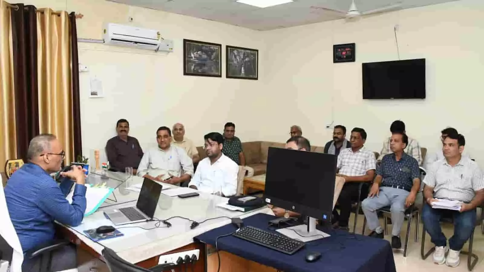तस्वीर में सवाई माधोपुर के कार्यालय में अधिकारी और प्रतिनिधि बैठक करते हुए दिख रहे हैं। तस्वीर में सवाई माधोपुर के कार्यालय में अधिकारी और प्रतिनिधि बैठक करते हुए दिख रहे हैं।
