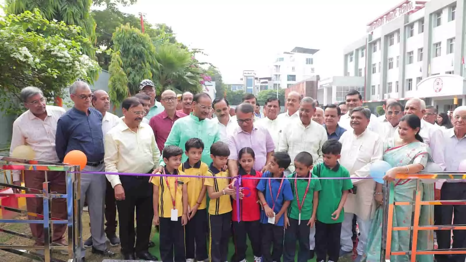 कोटा के माहेश्वरी पब्लिक स्कूल में मुख्य अतिथि और बच्चों द्वारा प्ले स्टेशन का लोकार्पण करते हुए। कोटा के माहेश्वरी पब्लिक स्कूल में मुख्य अतिथि और बच्चों द्वारा प्ले स्टेशन का लोकार्पण करते हुए।