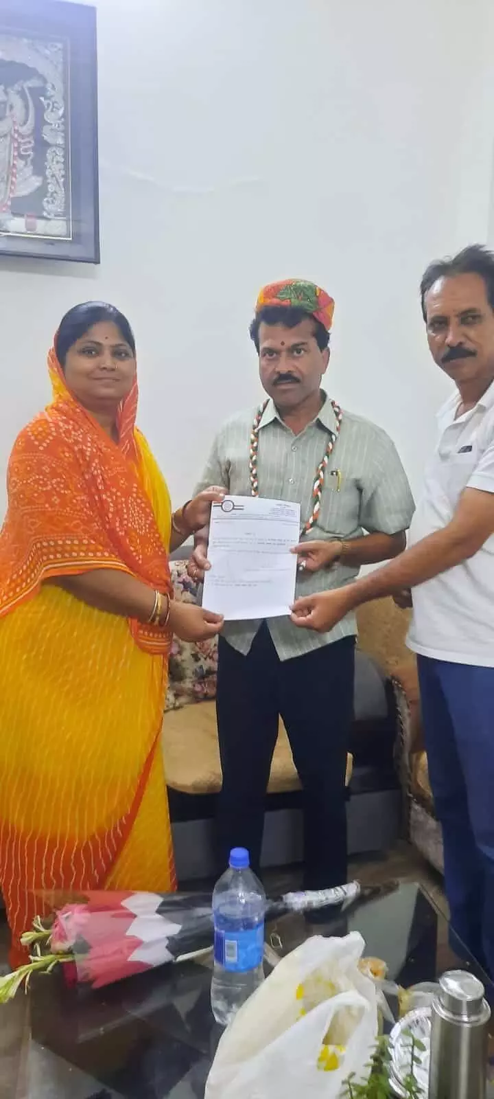 तस्वीर में कोटा कार्यालय के भीतर दस्तावेज पकड़े हुए राखी गौतम, डॉ. विजय सोनी और हेमराज गौतम दिख रहे हैं। तस्वीर में कोटा कार्यालय के भीतर दस्तावेज पकड़े हुए राखी गौतम, डॉ. विजय सोनी और हेमराज गौतम दिख रहे हैं।