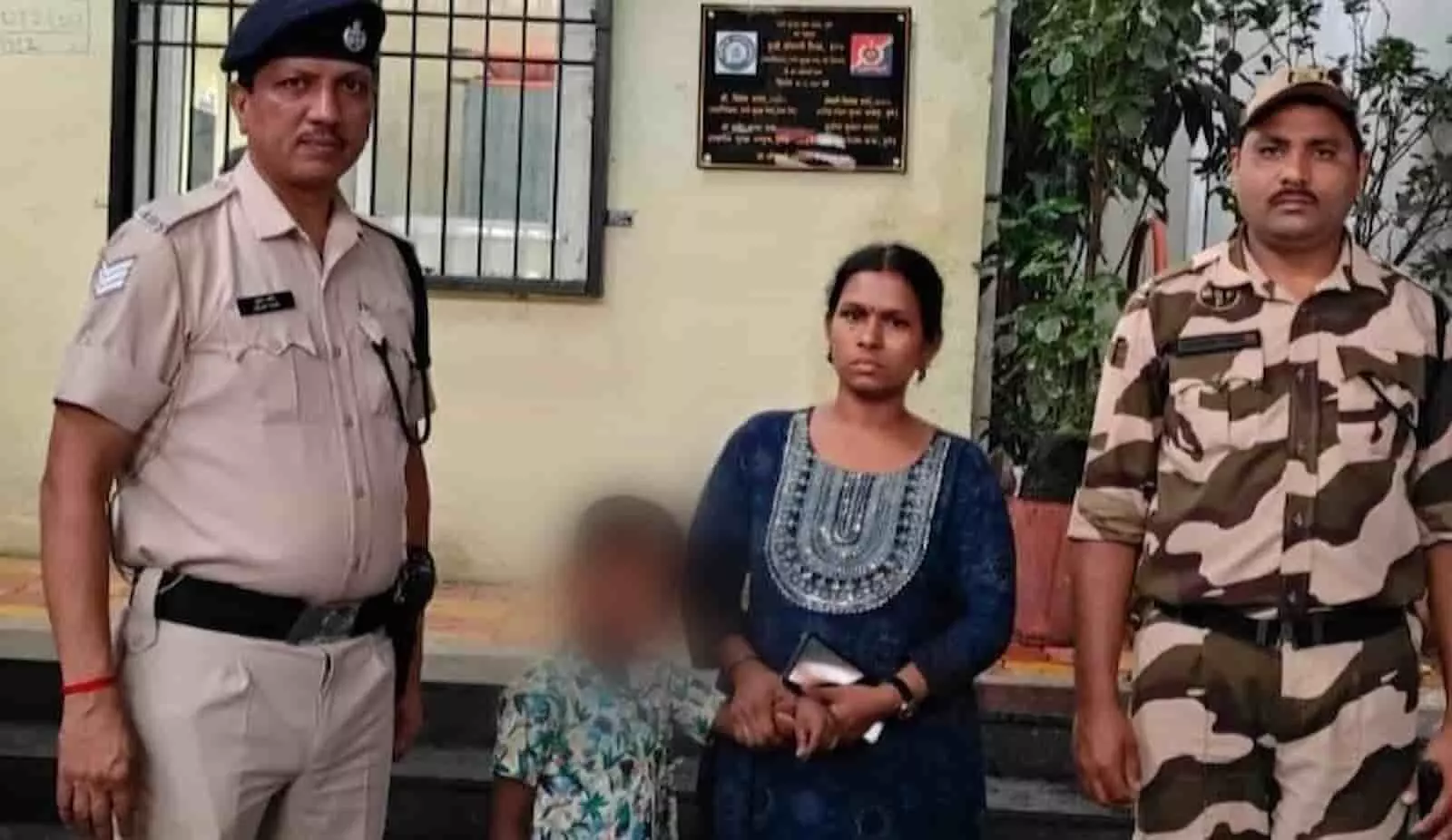तस्वीर में आरपीएफ कर्मियों के साथ पुणे रेलवे स्टेशन पर खड़ा बच्चा और उसकी मां। तस्वीर में आरपीएफ कर्मियों के साथ पुणे रेलवे स्टेशन पर खड़ा बच्चा और उसकी मां।