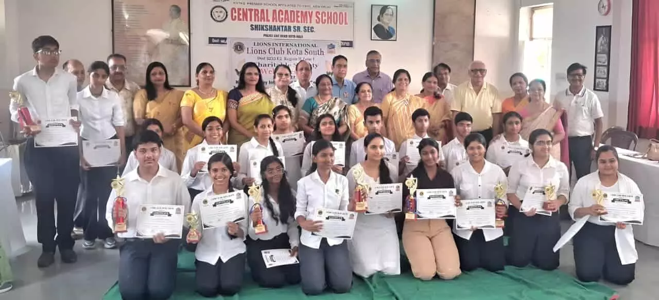 तस्वीर में मंच पर लायंस क्लब सदस्य और विद्यार्थी कोटा के विद्यालय में वाद-विवाद प्रतियोगिता के दौरान दिख रहे हैं। तस्वीर में मंच पर लायंस क्लब सदस्य और विद्यार्थी कोटा के विद्यालय में वाद-विवाद प्रतियोगिता के दौरान दिख रहे हैं।