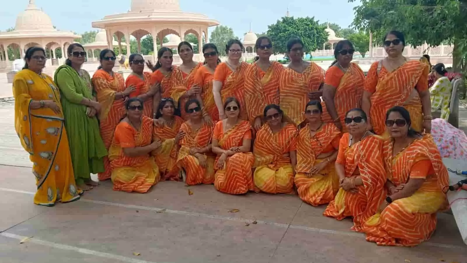 कंचन धाम परिसर में पारंपरिक वेशभूषा में बैठी और खड़ी वैष्णव अग्रवाल महिला मंडल की महिलाएं। कंचन धाम परिसर में पारंपरिक वेशभूषा में बैठी और खड़ी वैष्णव अग्रवाल महिला मंडल की महिलाएं।