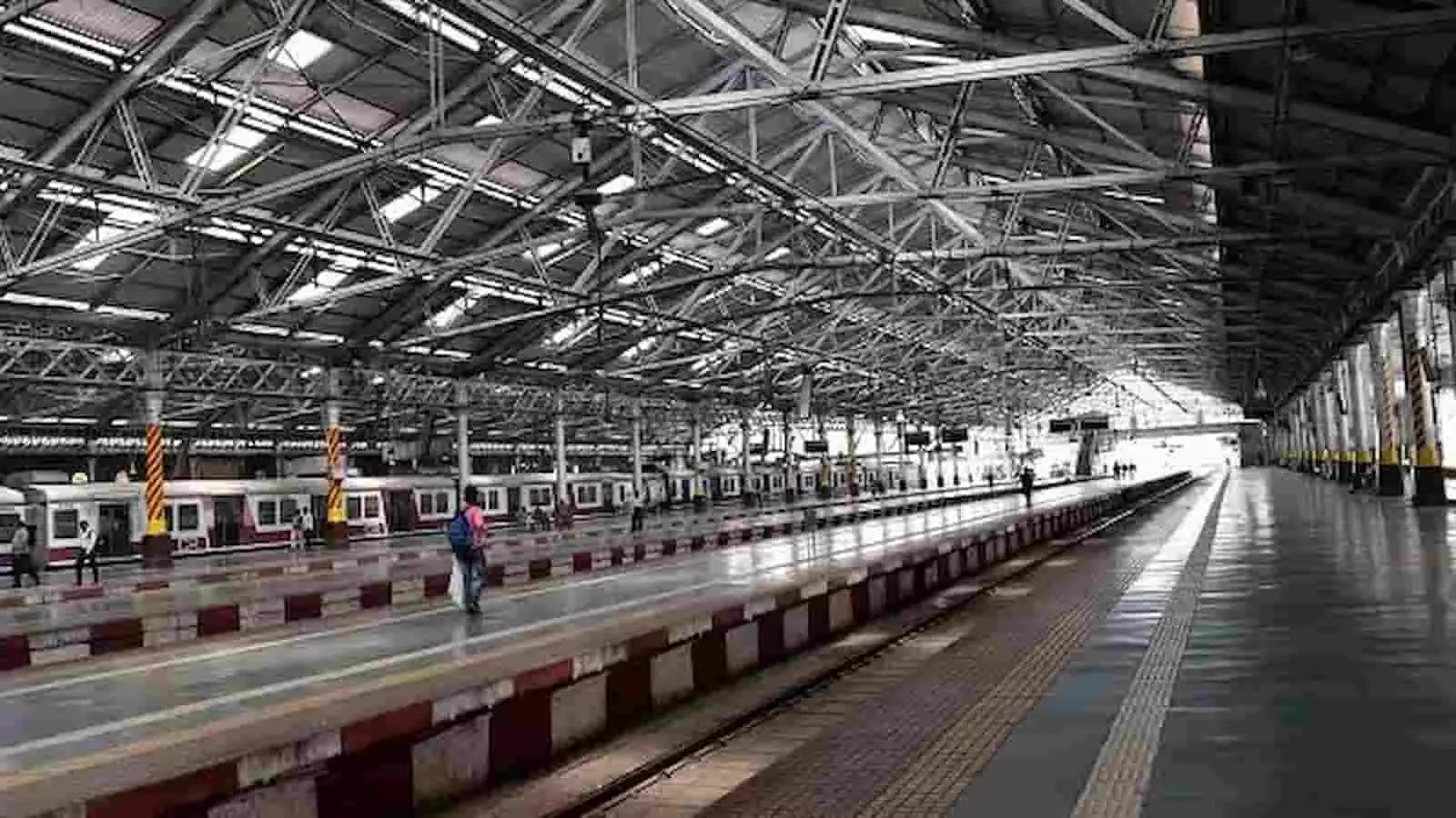 तस्वीर में छत्रपति शिवाजी महाराज टर्मिनस (CSMT) रेलवे स्टेशन का प्लेटफॉर्म और विशाल छत का ढांचा दिखाई दे रहा है। तस्वीर में छत्रपति शिवाजी महाराज टर्मिनस (CSMT) रेलवे स्टेशन का प्लेटफॉर्म और विशाल छत का ढांचा दिखाई दे रहा है।