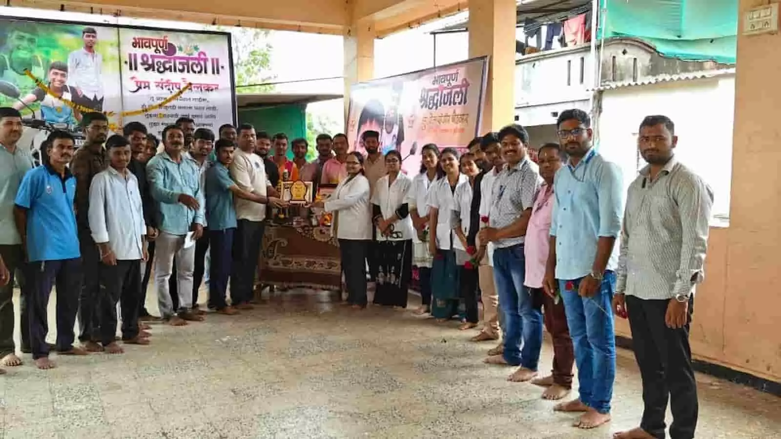 तस्वीर में हळदवडे, कोल्हापुर में श्रद्धांजलि कार्यक्रम के दौरान जय शिवराय युवा मंच के सदस्य और चिकित्सक नजर आ रहे हैं। तस्वीर में हळदवडे, कोल्हापुर में श्रद्धांजलि कार्यक्रम के दौरान जय शिवराय युवा मंच के सदस्य और चिकित्सक नजर आ रहे हैं।