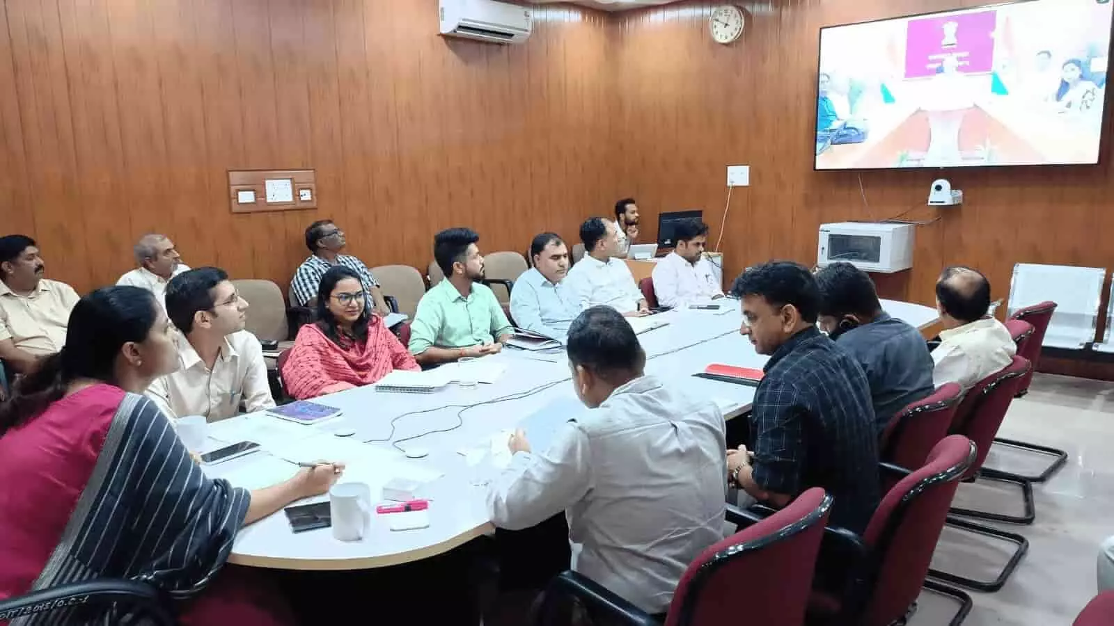 चित्तौड़गढ़ के वीडियो कॉन्फ्रेंस कक्ष में अधिकारियों के साथ बैठक में भाग लेती जिला कलक्टर डॉ. मंजू। चित्तौड़गढ़ के वीडियो कॉन्फ्रेंस कक्ष में अधिकारियों के साथ बैठक में भाग लेती जिला कलक्टर डॉ. मंजू।