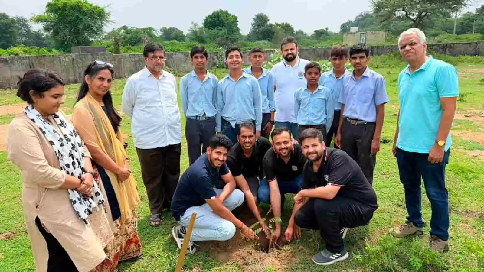 तस्वीर में हरियालो राजस्थान अभियान के तहत स्कूल परिसर में पौधे लगाते हुए लोग नजर आ रहे हैं। तस्वीर में हरियालो राजस्थान अभियान के तहत स्कूल परिसर में पौधे लगाते हुए लोग नजर आ रहे हैं।