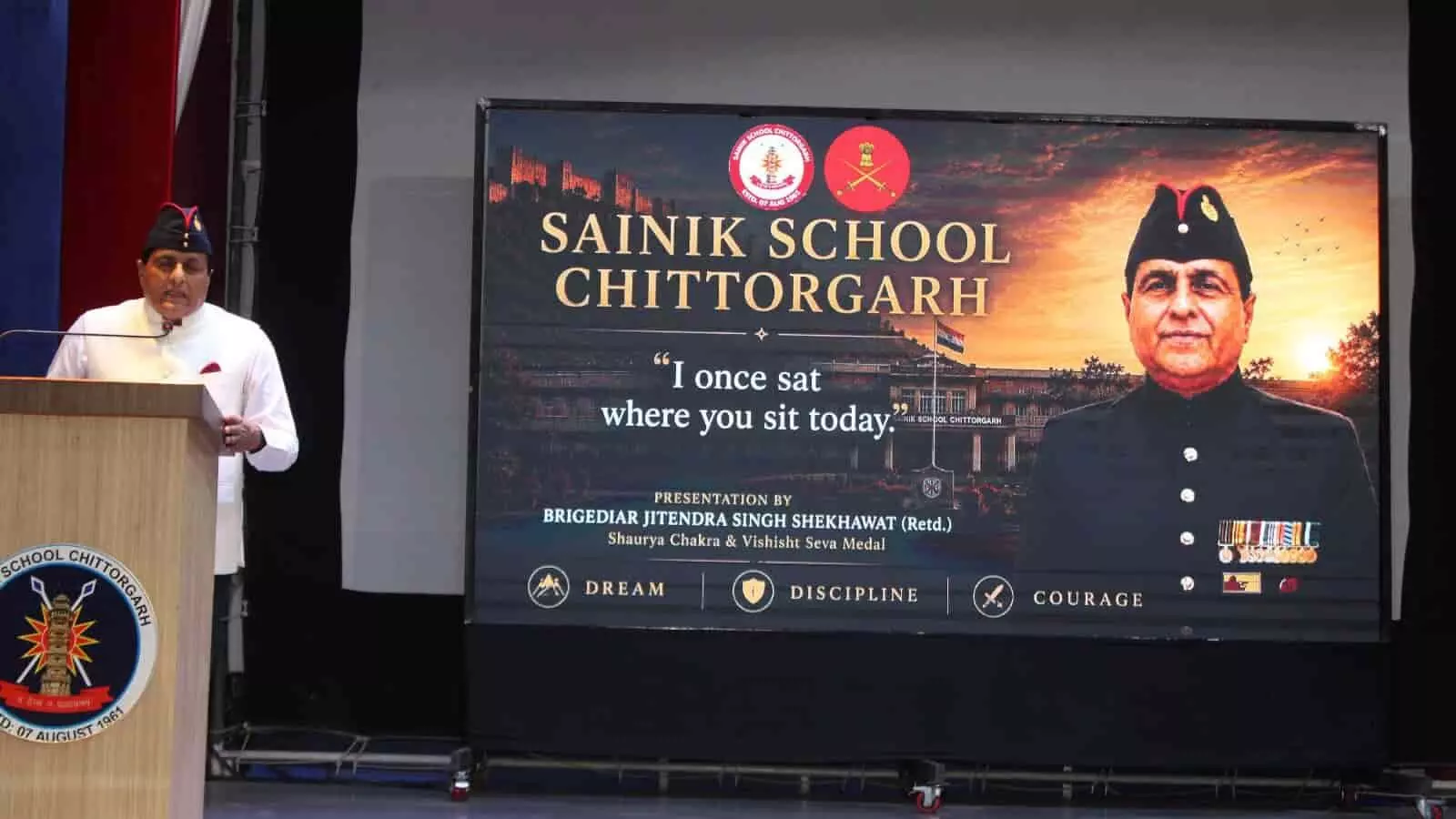 तस्वीर में ब्रिगेडियर जितेंद्र सिंह शेखावत शंकर मेनन सभागार में सैनिक स्कूल चित्तौड़गढ़ के कार्यक्रम में संबोधित कर रहे हैं। तस्वीर में ब्रिगेडियर जितेंद्र सिंह शेखावत शंकर मेनन सभागार में सैनिक स्कूल चित्तौड़गढ़ के कार्यक्रम में संबोधित कर रहे हैं।