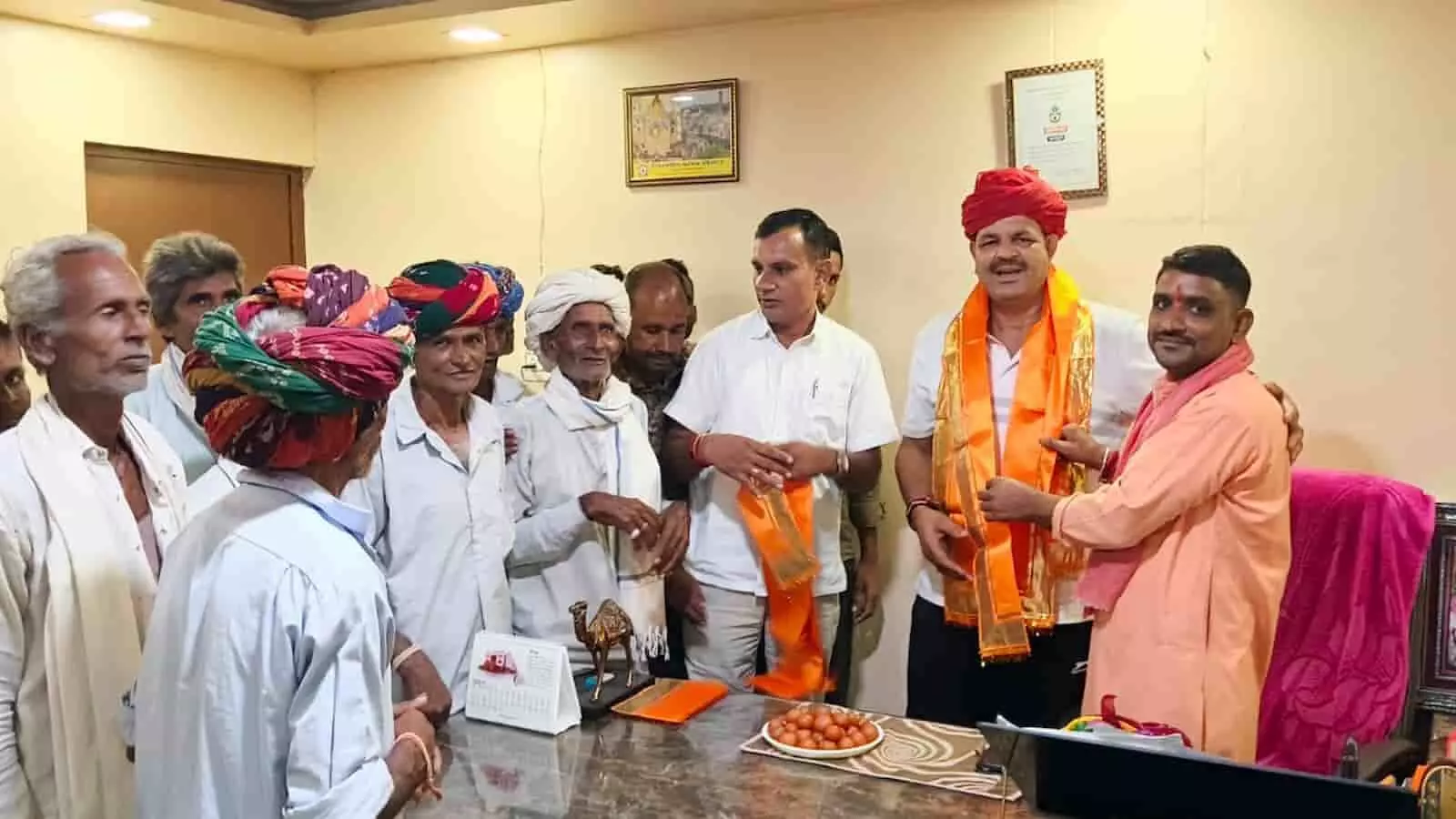 चित्तौड़गढ़ में भाजपा किसान मोर्चा प्रदेश महामंत्री बद्रीलाल जाट का स्वागत करते ग्रामीण। चित्तौड़गढ़ में भाजपा किसान मोर्चा प्रदेश महामंत्री बद्रीलाल जाट का स्वागत करते ग्रामीण।