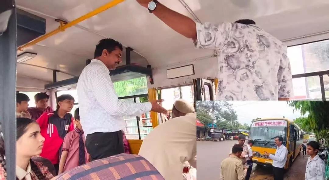 स्कूल बस के भीतर सुरक्षा मानकों और दस्तावेजों की जांच करते अधिकारी तथा उपस्थित विद्यार्थी। स्कूल बस के भीतर सुरक्षा मानकों और दस्तावेजों की जांच करते अधिकारी तथा उपस्थित विद्यार्थी।