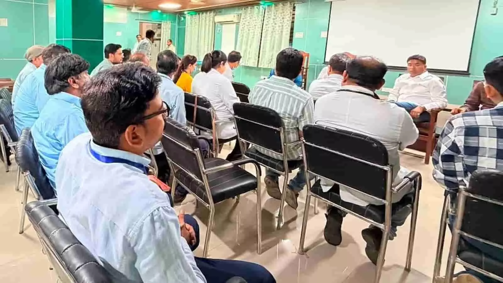 चिकित्सालय के मीटिंग हॉल में अधिकारियों की बैठक लेते विधायक चंद्रभान सिंह आक्या। चिकित्सालय के मीटिंग हॉल में अधिकारियों की बैठक लेते विधायक चंद्रभान सिंह आक्या।