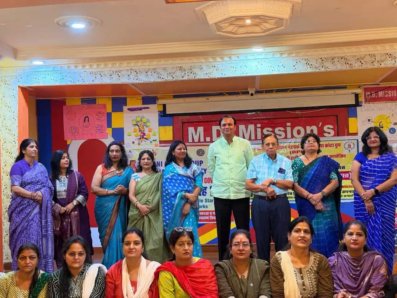 कोटा के कॉलेज हॉल में स्तनपान जागरूकता संगोष्ठी के दौरान खड़े एवं बैठे अतिथि और सदस्य। कोटा के कॉलेज हॉल में स्तनपान जागरूकता संगोष्ठी के दौरान खड़े एवं बैठे अतिथि और सदस्य।