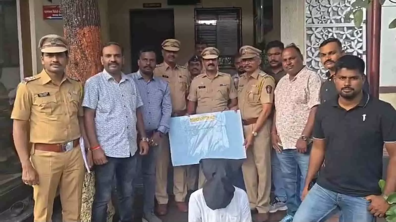 पुलिस अधिकारी और जवान वसई पुलिस स्टेशन के बाहर गिरफ्तार आरोपी के साथ खड़े हैं। पुलिस अधिकारी और जवान वसई पुलिस स्टेशन के बाहर गिरफ्तार आरोपी के साथ खड़े हैं।