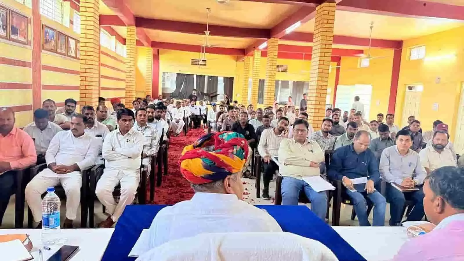 धमोत्तर पंचायत समिति में अधिकारियों की बैठक लेते सहकारिता मंत्री गौतम दक। धमोत्तर पंचायत समिति में अधिकारियों की बैठक लेते सहकारिता मंत्री गौतम दक।