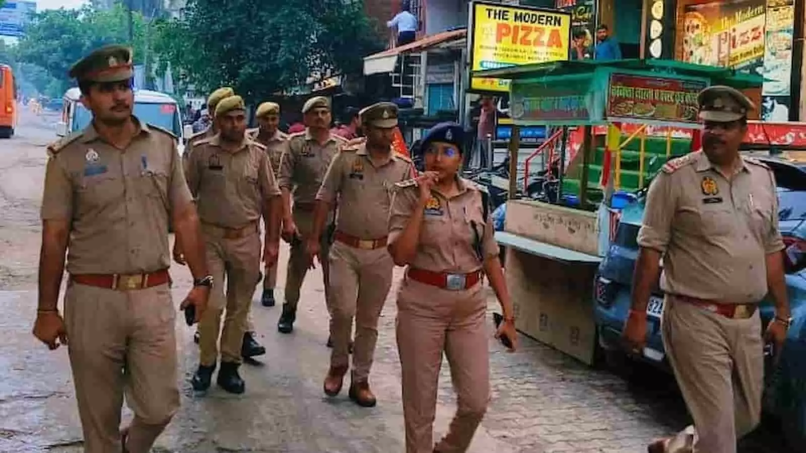 तस्वीर में क्षेत्राधिकारी कीर्तिका सिंह और पुलिसकर्मी बाजार में पैदल गश्त कर रहे हैं। तस्वीर में क्षेत्राधिकारी कीर्तिका सिंह और पुलिसकर्मी बाजार में पैदल गश्त कर रहे हैं।