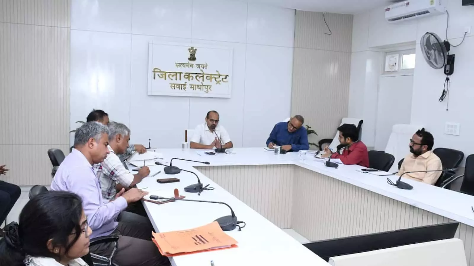 जिला कलक्ट्रेट सभागार में अधिकारियों के साथ बैठक करते हुए जिला निर्वाचन अधिकारी। जिला कलक्ट्रेट सभागार में अधिकारियों के साथ बैठक करते हुए जिला निर्वाचन अधिकारी।