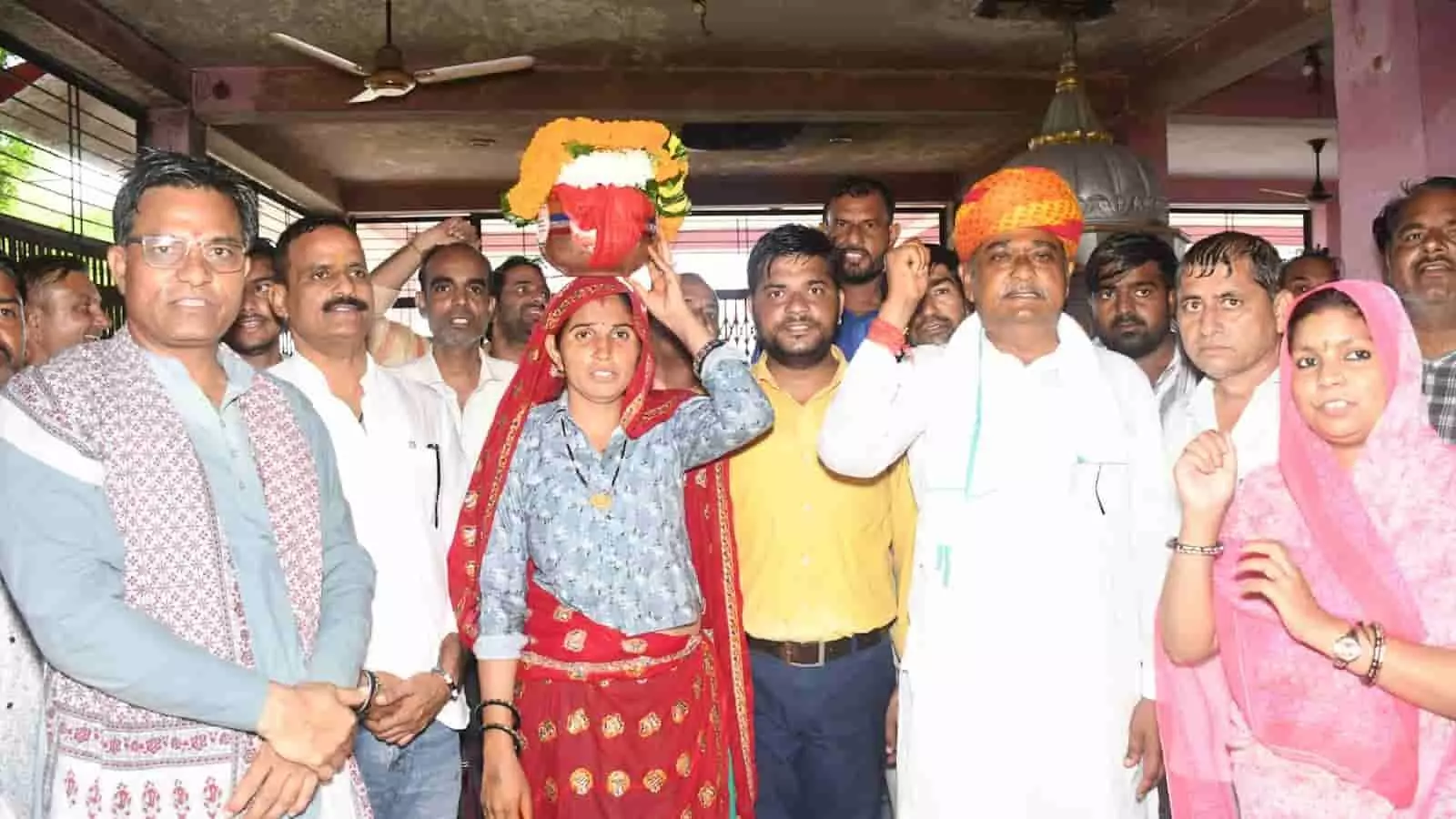 मेहंदीपुर बालाजी में संत रविदास यात्रा के स्वागत कार्यक्रम में खड़े लोग और जनप्रतिनिधि। मेहंदीपुर बालाजी में संत रविदास यात्रा के स्वागत कार्यक्रम में खड़े लोग और जनप्रतिनिधि।