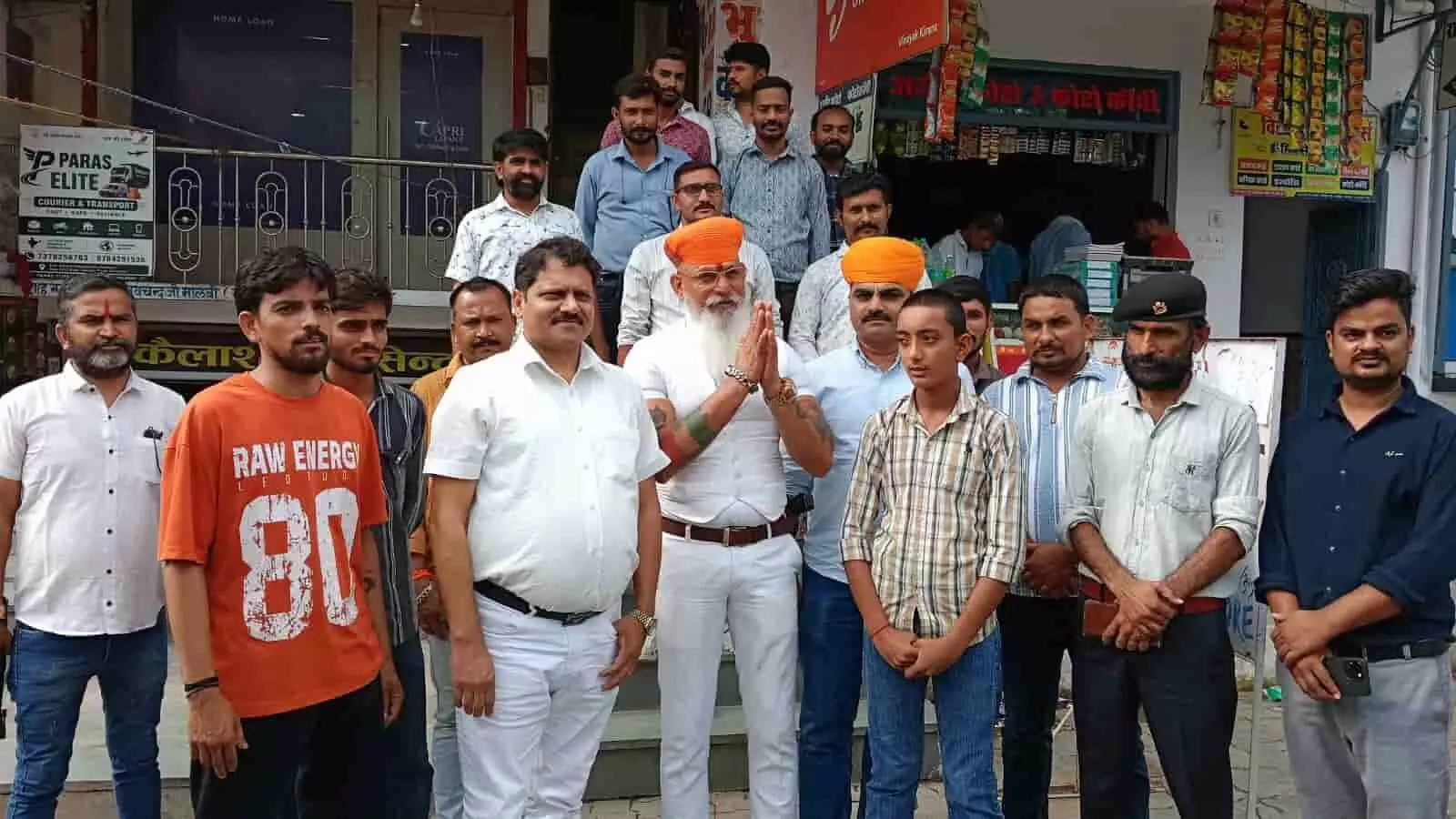 डॉ. राज शेखावत और अन्य लोग निजी भवन के बाहर खड़े हैं। डॉ. राज शेखावत और अन्य लोग निजी भवन के बाहर खड़े हैं।