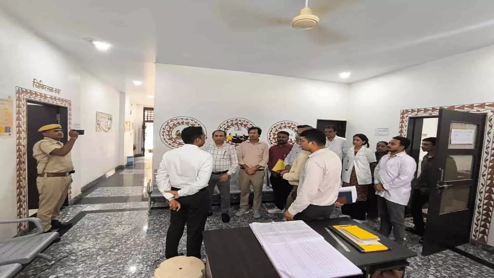 तस्वीर में जिला कलक्टर और अधिकारी स्वास्थ्य संस्थान के अंदर निरीक्षण करते हुए नजर आ रहे हैं। तस्वीर में जिला कलक्टर और अधिकारी स्वास्थ्य संस्थान के अंदर निरीक्षण करते हुए नजर आ रहे हैं।