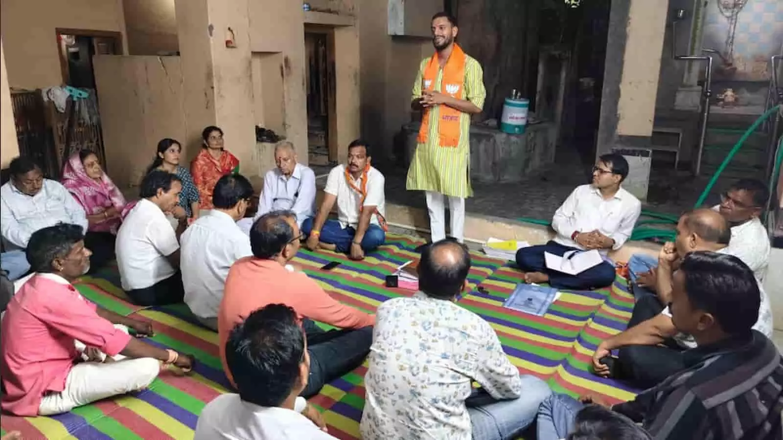 सलूंबर में खटीकवाड़ा स्थित मंदिर परिसर में बैठक करते भाजपा के नेता और कार्यकर्ता। सलूंबर में खटीकवाड़ा स्थित मंदिर परिसर में बैठक करते भाजपा के नेता और कार्यकर्ता।