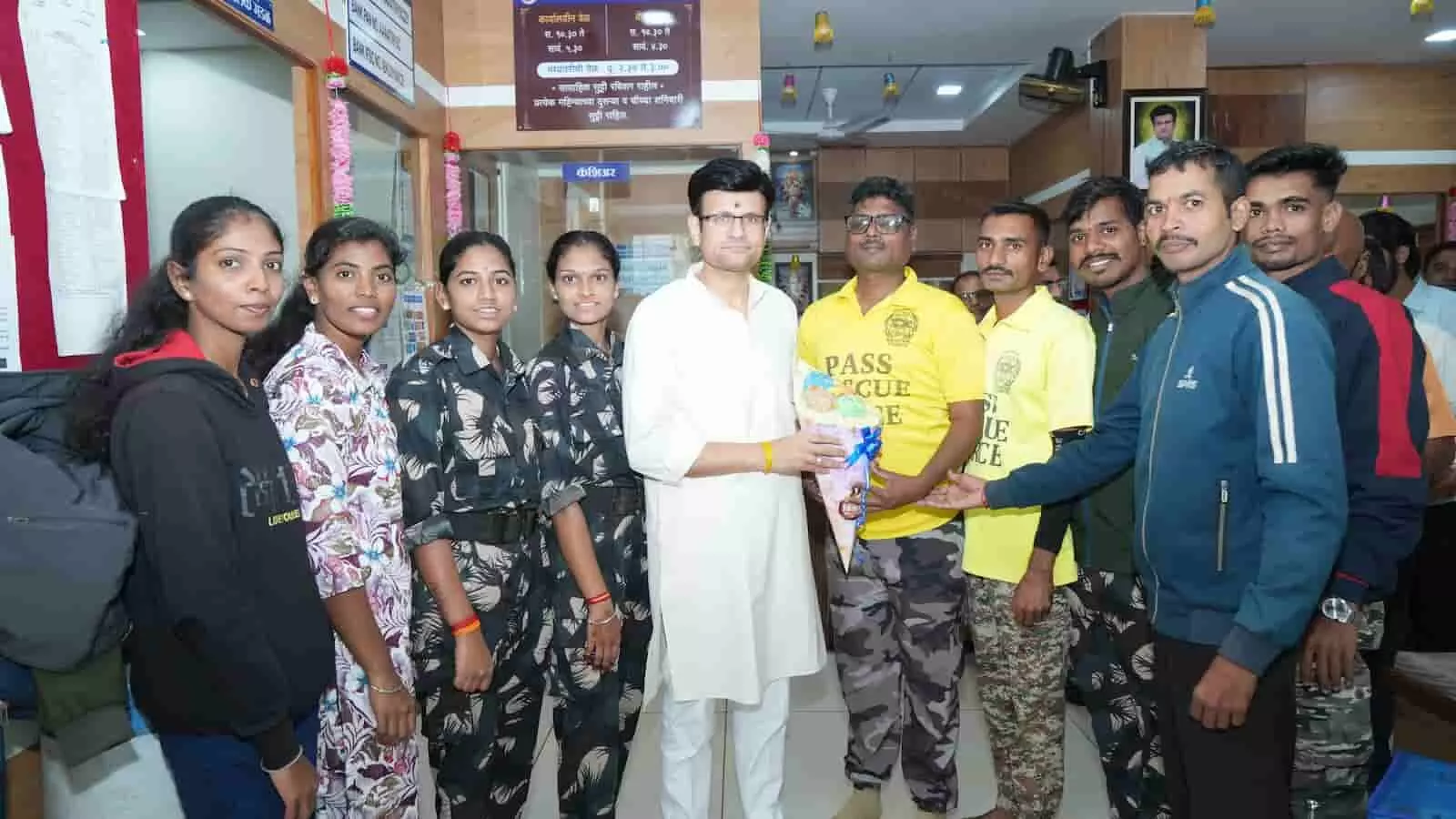 गडहिंग्लज में राजे समरजितसिंह घाटगे द्वारा आपदा मित्र रेस्क्यू टीम के सदस्यों का सम्मान किया जा रहा है। गडहिंग्लज में राजे समरजितसिंह घाटगे द्वारा आपदा मित्र रेस्क्यू टीम के सदस्यों का सम्मान किया जा रहा है।