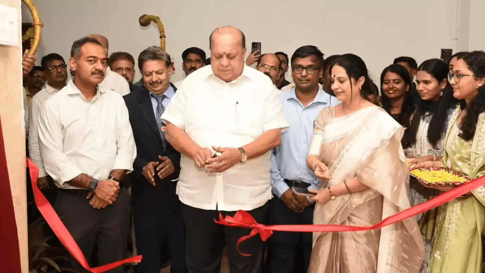 तस्वीर में चिकित्सा शिक्षा मंत्री हसन मुश्रीफ और अन्य अधिकारी मुंबई में स्वास्थ्य सुविधाओं का उद्घाटन करते हुए दिख रहे हैं। तस्वीर में चिकित्सा शिक्षा मंत्री हसन मुश्रीफ और अन्य अधिकारी मुंबई में स्वास्थ्य सुविधाओं का उद्घाटन करते हुए दिख रहे हैं।