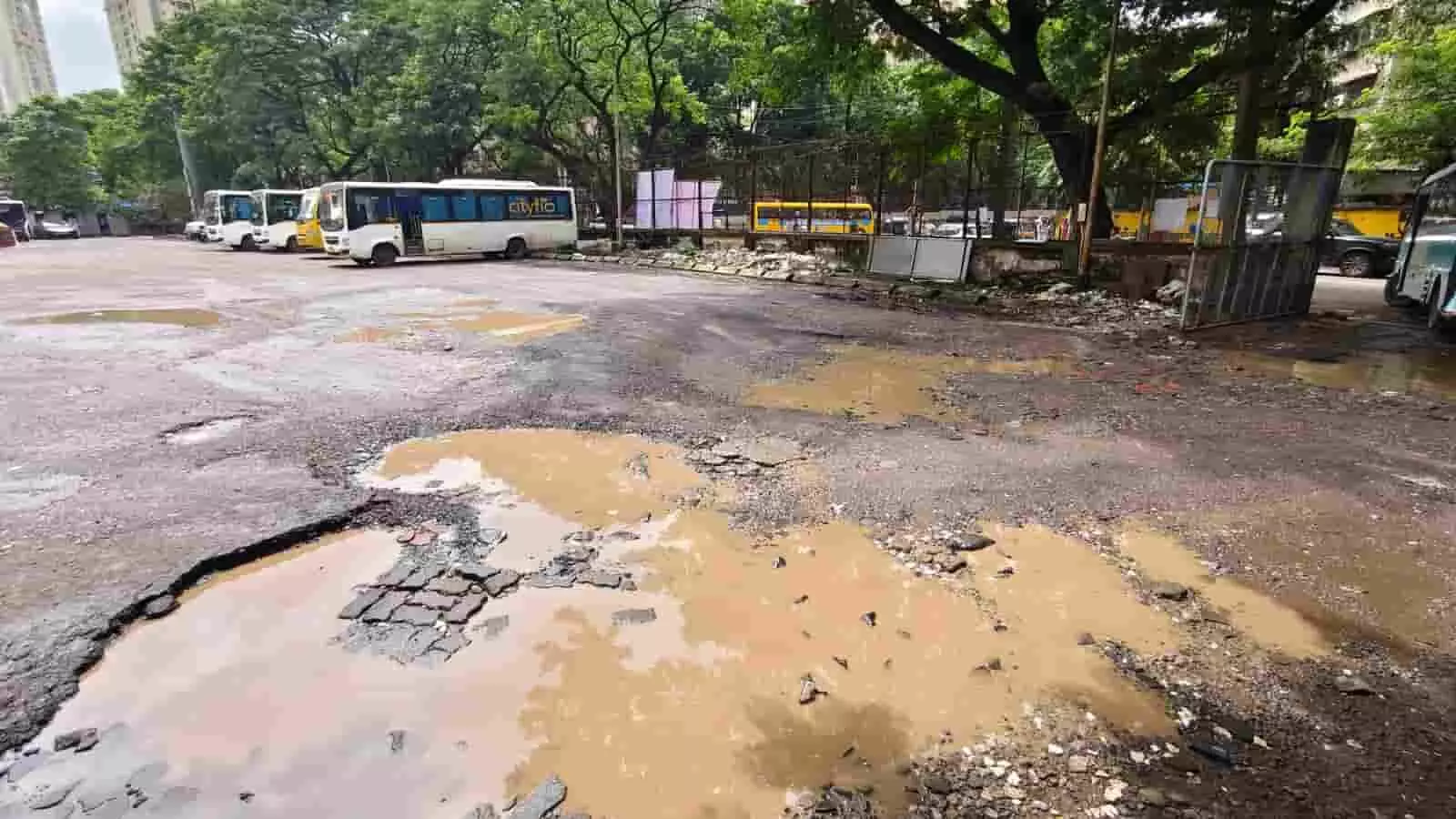 तस्वीर में कुर्ला बस डिपो परिसर के भीतर सड़कों पर बड़े गड्ढे और भरा हुआ पानी दिख रहा है। तस्वीर में कुर्ला बस डिपो परिसर के भीतर सड़कों पर बड़े गड्ढे और भरा हुआ पानी दिख रहा है।