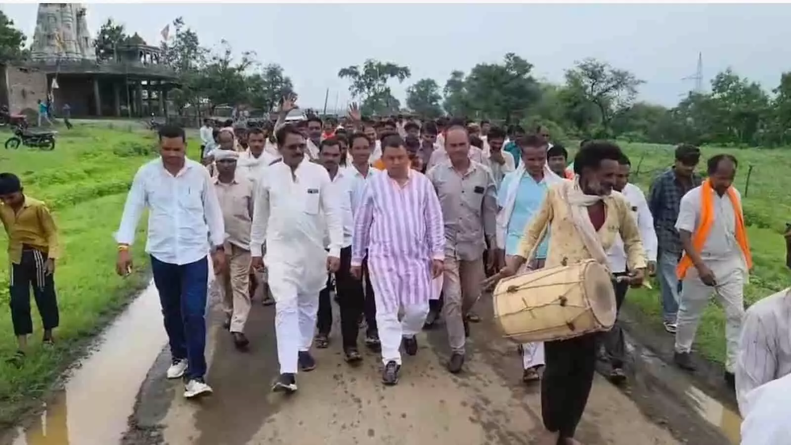 प्रतापगढ़ में जन आक्रोश यात्रा के दौरान सड़क पर चलते कांग्रेस नेता और कार्यकर्ता। प्रतापगढ़ में जन आक्रोश यात्रा के दौरान सड़क पर चलते कांग्रेस नेता और कार्यकर्ता।