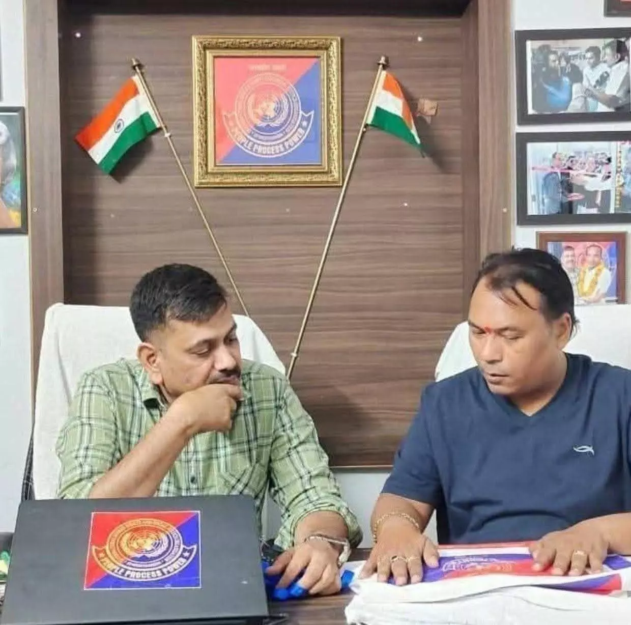तस्वीर में जयपुर कार्यालय में संगठन के पदाधिकारी बैठे हुए दिखाई दे रहे हैं। तस्वीर में जयपुर कार्यालय में संगठन के पदाधिकारी बैठे हुए दिखाई दे रहे हैं।