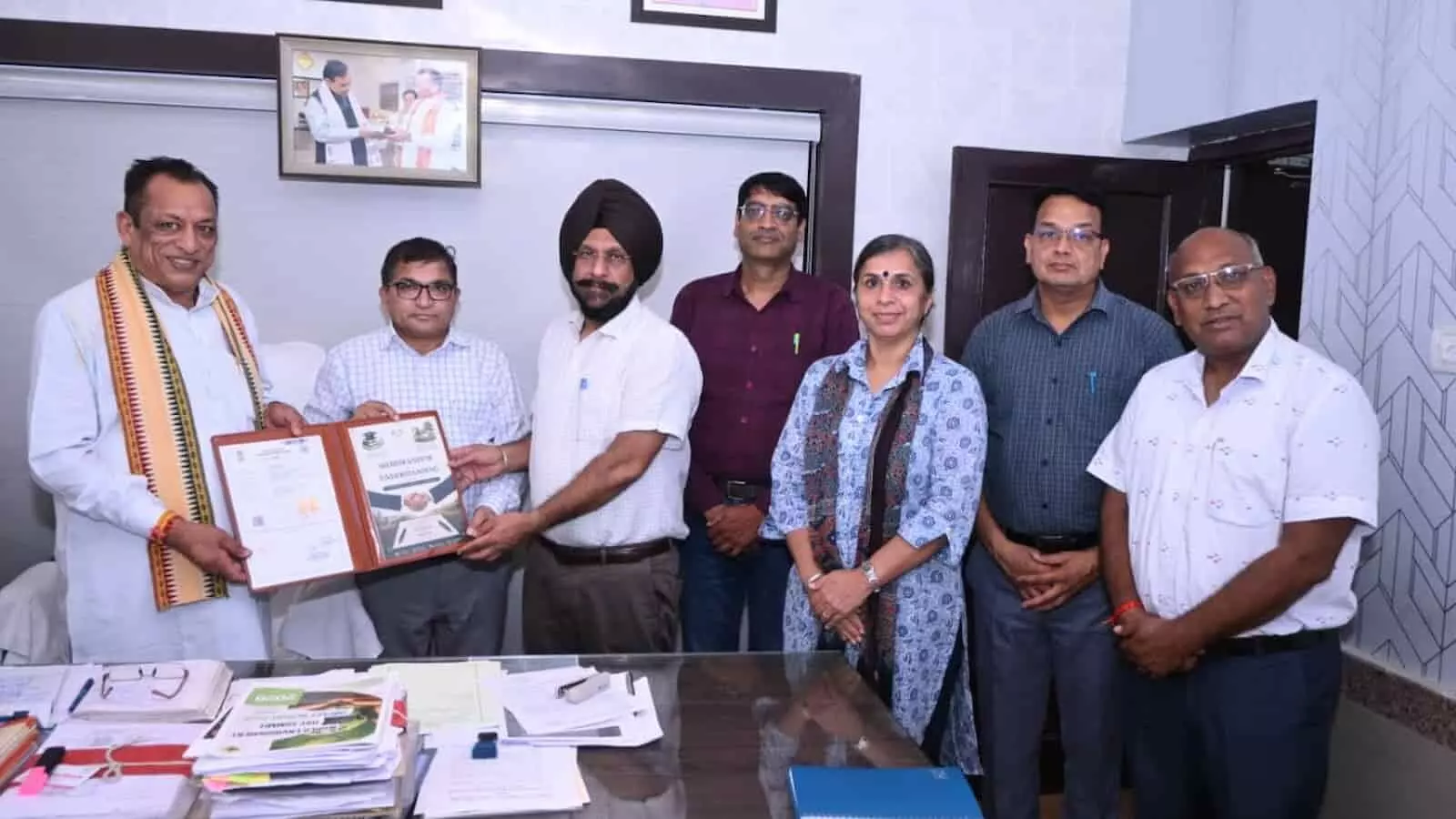 समझौता ज्ञापन की प्रति पकड़े अधिकारी अजमेर के कार्यालय में कैबिनेट मंत्री के साथ खड़े दिखाई दे रहे हैं। समझौता ज्ञापन की प्रति पकड़े अधिकारी अजमेर के कार्यालय में कैबिनेट मंत्री के साथ खड़े दिखाई दे रहे हैं।