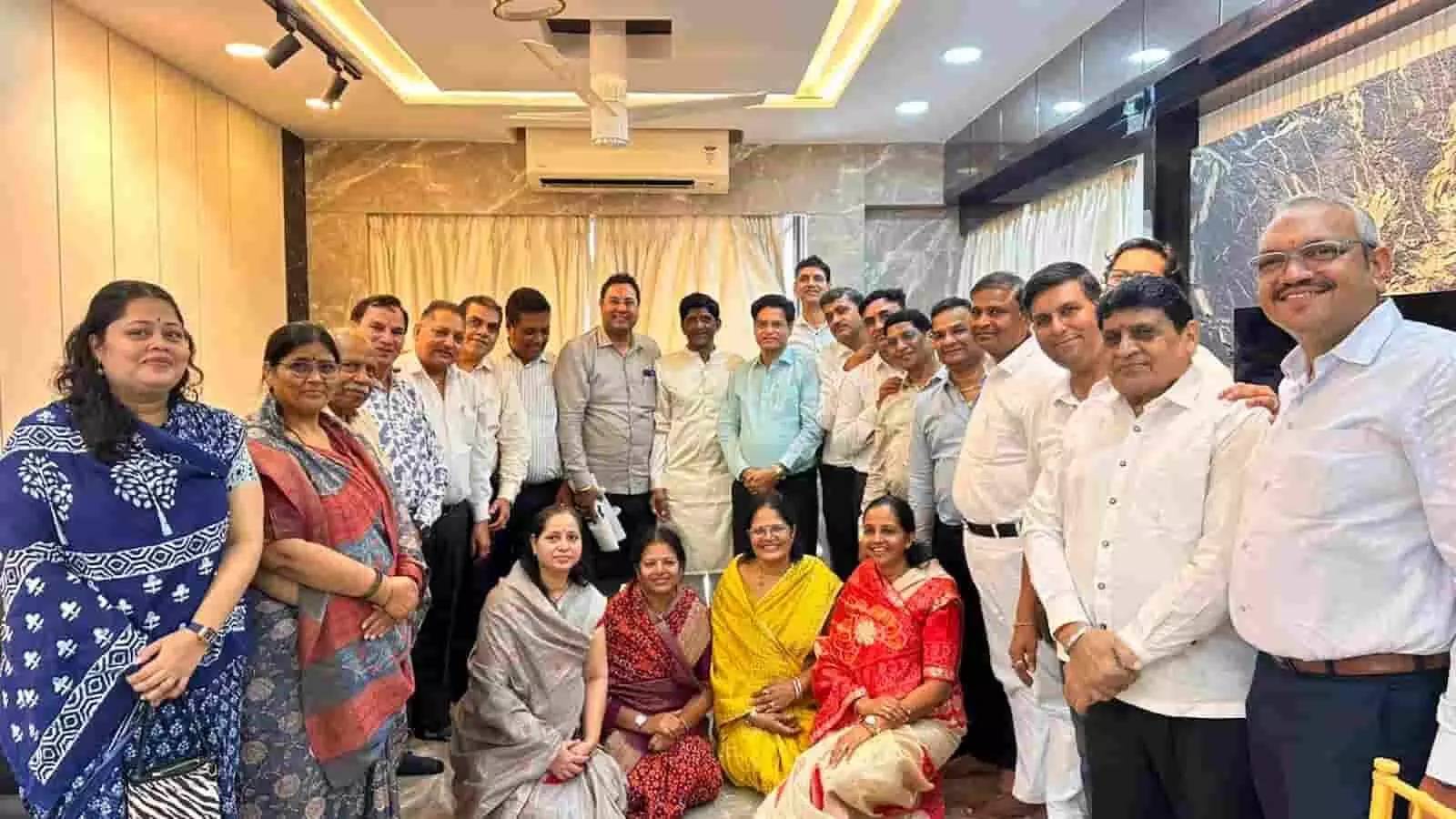 तस्वीर में अणुव्रत समिति मुंबई के सदस्य संगोष्ठी के दौरान एक साथ खड़े और बैठे हुए नजर आ रहे हैं। तस्वीर में अणुव्रत समिति मुंबई के सदस्य संगोष्ठी के दौरान एक साथ खड़े और बैठे हुए नजर आ रहे हैं।