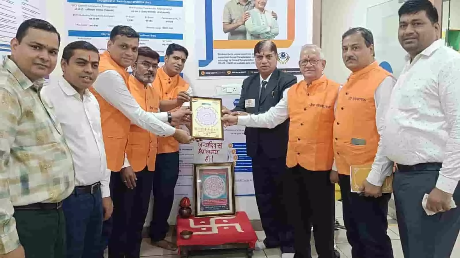 तस्वीर में डोंबिवली के नेत्र जांच शिविर में खड़े लोग नजर आ रहे हैं। तस्वीर में डोंबिवली के नेत्र जांच शिविर में खड़े लोग नजर आ रहे हैं।