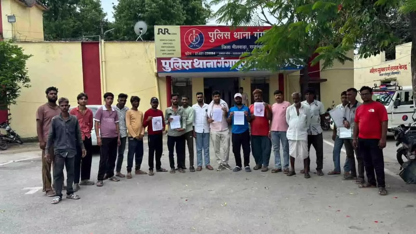 गंगापुर पुलिस थाने के बाहर हाथ में शिकायत पत्र लिए खड़े ग्रामीण दिखाई दे रहे हैं। गंगापुर पुलिस थाने के बाहर हाथ में शिकायत पत्र लिए खड़े ग्रामीण दिखाई दे रहे हैं।