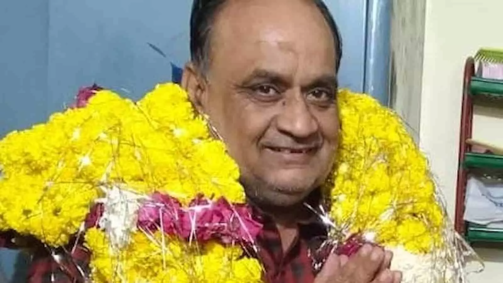 तस्वीर में शिवचरण गुप्ता गले में फूलों की माला पहने हुए हाथ जोड़े खड़े हैं। तस्वीर में शिवचरण गुप्ता गले में फूलों की माला पहने हुए हाथ जोड़े खड़े हैं।