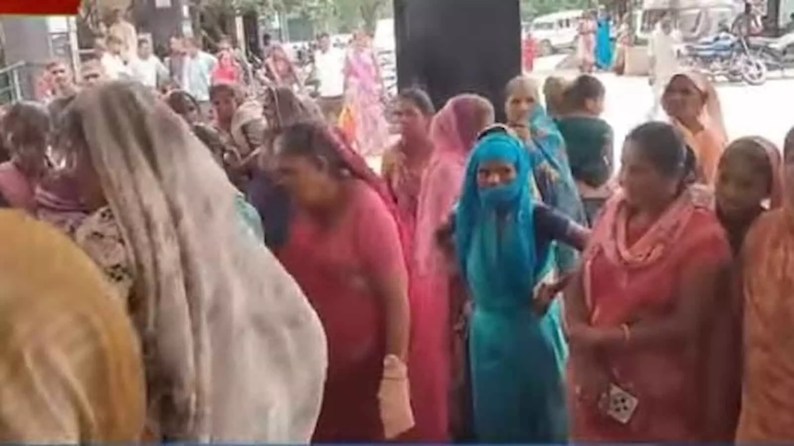 डूंगरपुर कार्यालय के बाहर विरोध प्रदर्शन करते हुए खड़े हुए ग्रामीण और परिजन। डूंगरपुर कार्यालय के बाहर विरोध प्रदर्शन करते हुए खड़े हुए ग्रामीण और परिजन।