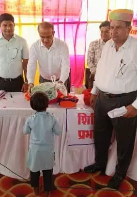 तस्वीर में संभागीय आयुक्त सबलपुरा शिविर में छात्र को शैक्षणिक किट देते दिख रहे हैं। तस्वीर में संभागीय आयुक्त सबलपुरा शिविर में छात्र को शैक्षणिक किट देते दिख रहे हैं।