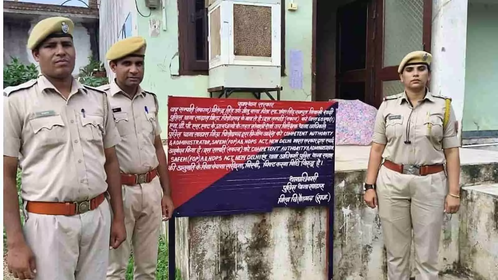 तस्वीर में साड़ास थाना क्षेत्र के मकान के पास खड़े पुलिसकर्मी दिख रहे हैं। तस्वीर में साड़ास थाना क्षेत्र के मकान के पास खड़े पुलिसकर्मी दिख रहे हैं।
