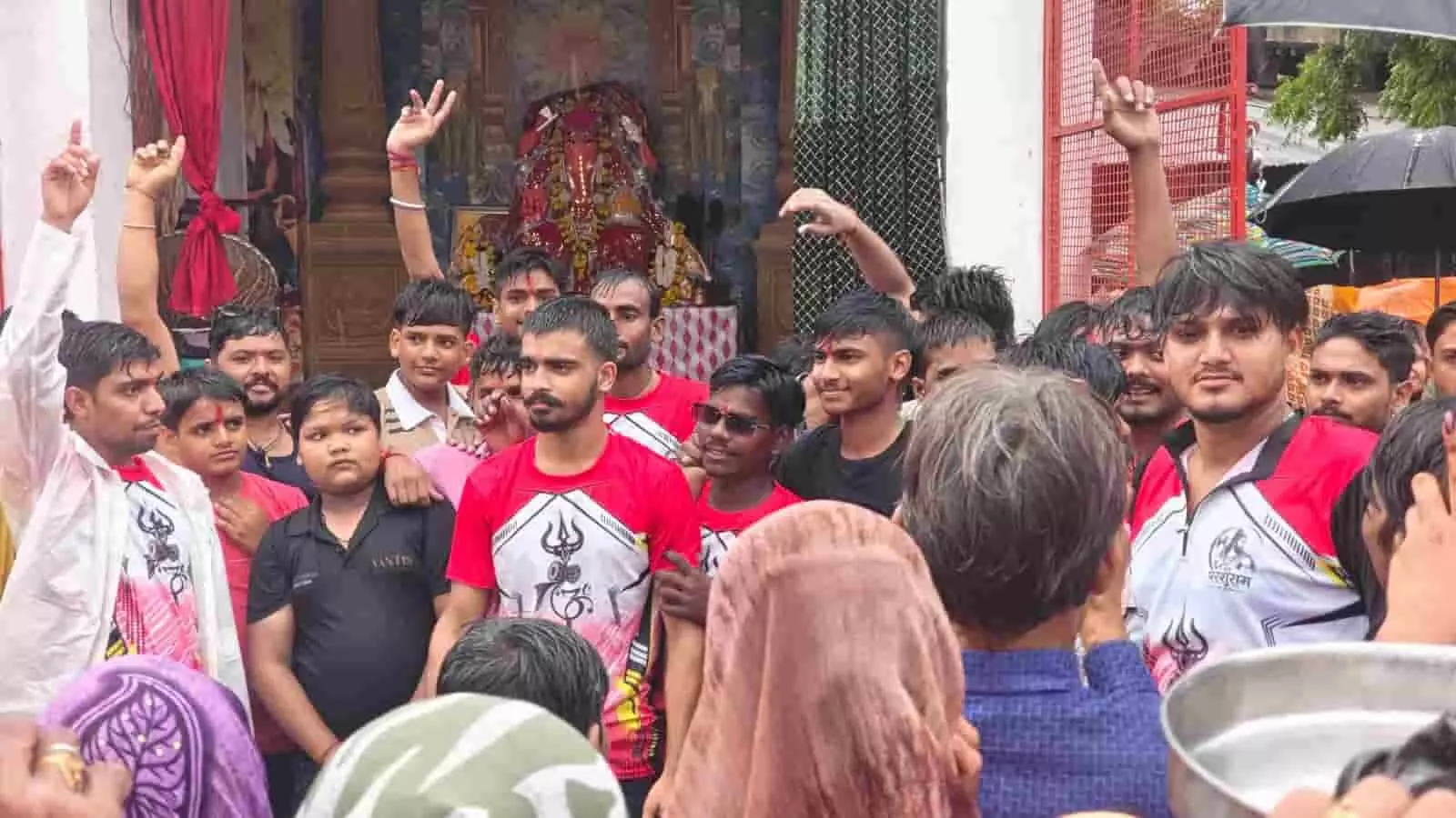 तस्वीर में भुसावर में मंदिर के बाहर हर की पौड़ी हरिद्वार जाने के लिए एकत्र हुए शिवभक्त नजर आ रहे हैं। तस्वीर में भुसावर में मंदिर के बाहर हर की पौड़ी हरिद्वार जाने के लिए एकत्र हुए शिवभक्त नजर आ रहे हैं।