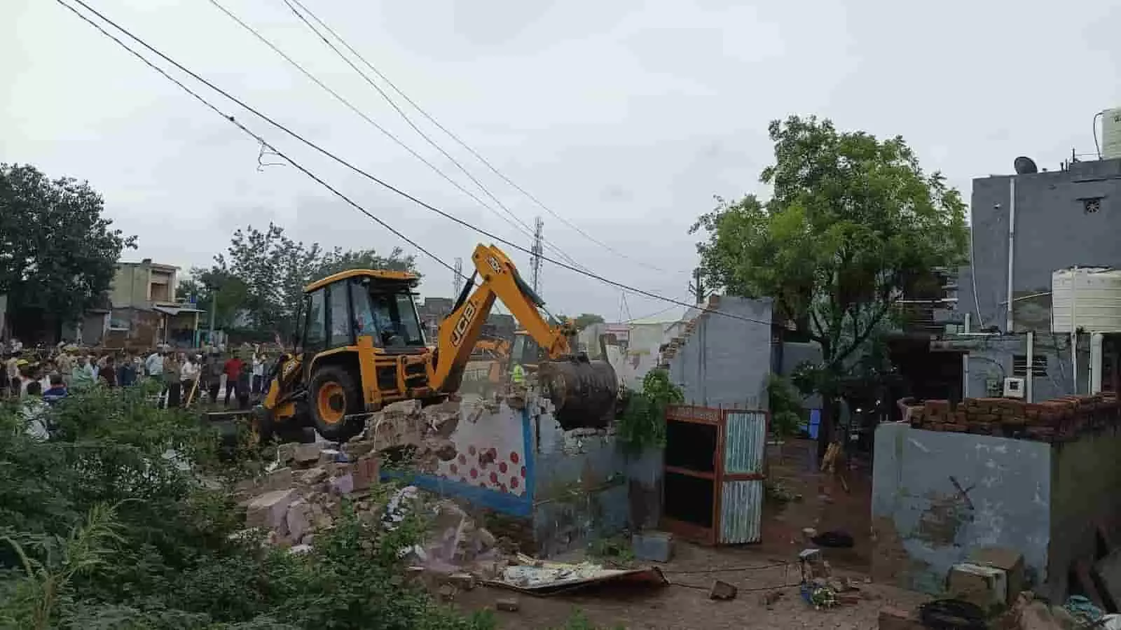 तस्वीर में राष्ट्रीय राजमार्ग के पास जेसीबी मशीन द्वारा पक्के निर्माण को तोड़ा जा रहा है। तस्वीर में राष्ट्रीय राजमार्ग के पास जेसीबी मशीन द्वारा पक्के निर्माण को तोड़ा जा रहा है।