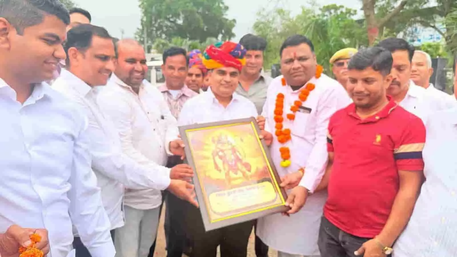 तस्वीर में ग्रामीण बड़ी सादड़ी में मंत्री गौतम दक का स्वागत कर रहे हैं। तस्वीर में ग्रामीण बड़ी सादड़ी में मंत्री गौतम दक का स्वागत कर रहे हैं।