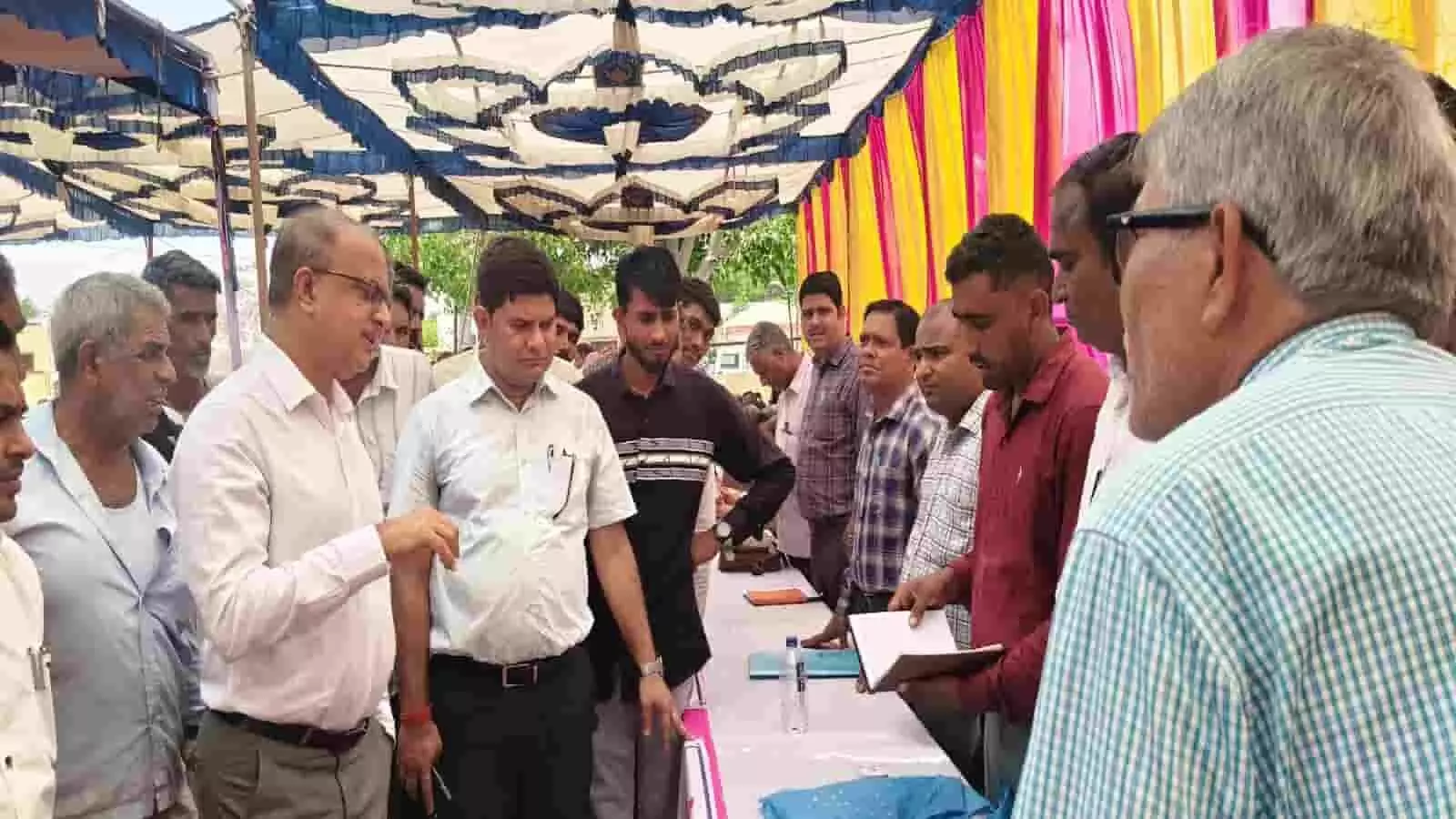 रायपुर उपखंड के सबलपुरा शिविर में अधिकारियों से चर्चा करते संभागीय आयुक्त। रायपुर उपखंड के सबलपुरा शिविर में अधिकारियों से चर्चा करते संभागीय आयुक्त।