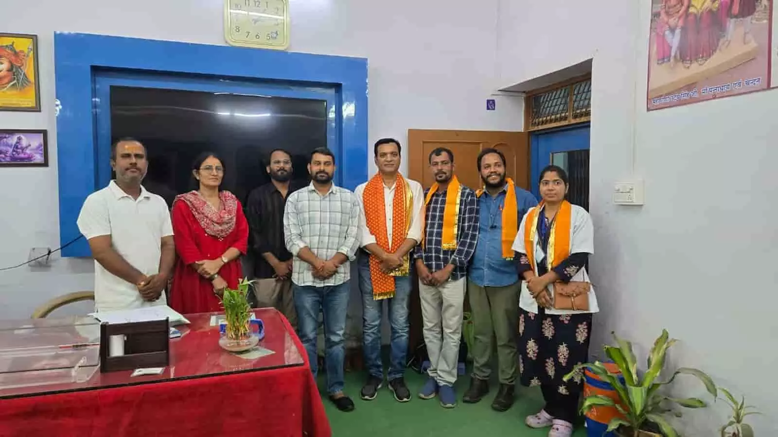 आमेट राजकीय महाविद्यालय के कमरे में खड़े चिकित्सा दल के सदस्य और प्राचार्य। आमेट राजकीय महाविद्यालय के कमरे में खड़े चिकित्सा दल के सदस्य और प्राचार्य।
