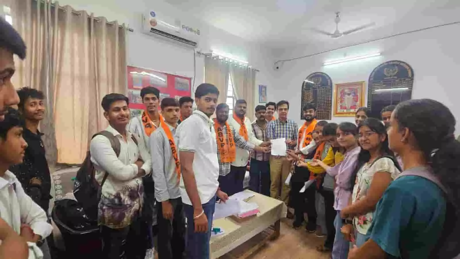 तस्वीर में एबीवीपी के विद्यार्थी और कार्यकर्ता महाविद्यालय के कक्ष में प्राचार्य को ज्ञापन सौंपते दिख रहे हैं। तस्वीर में एबीवीपी के विद्यार्थी और कार्यकर्ता महाविद्यालय के कक्ष में प्राचार्य को ज्ञापन सौंपते दिख रहे हैं।