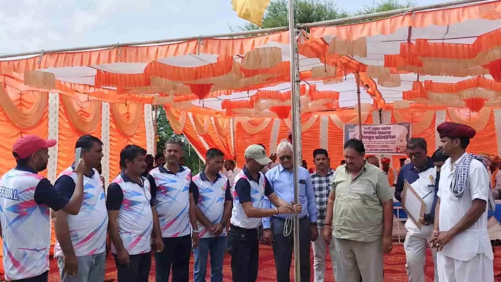 तस्वीर में आक्या विद्यालय में झंडा फहराते हुए मुख्य अतिथि और अन्य लोग दिख रहे हैं। तस्वीर में आक्या विद्यालय में झंडा फहराते हुए मुख्य अतिथि और अन्य लोग दिख रहे हैं।
