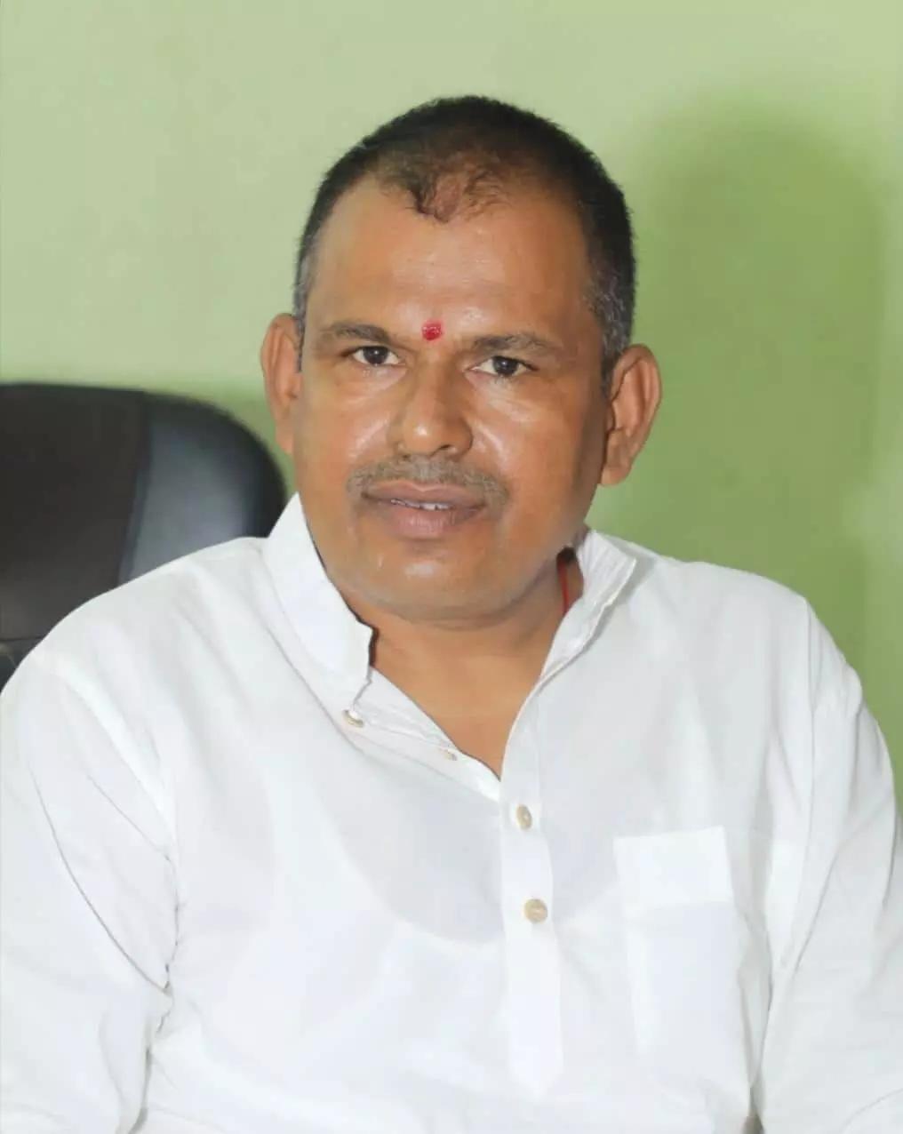 तस्वीर में अधिवक्ता लक्ष्मण सिंह राठौड़ बैठे हुए नजर आ रहे हैं। तस्वीर में अधिवक्ता लक्ष्मण सिंह राठौड़ बैठे हुए नजर आ रहे हैं।